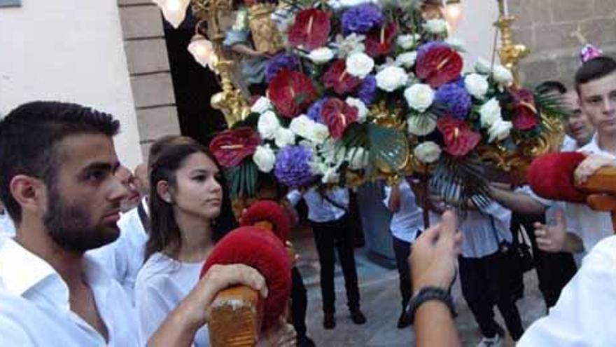 Las mujeres cargan por primera vez con el Santíssim Crist de Gata