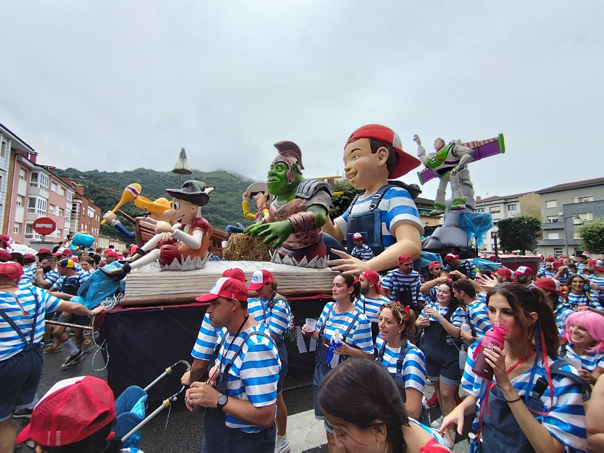 Así está siendo el Descenso Folklórico del Nalón, con 7.000 navegantes