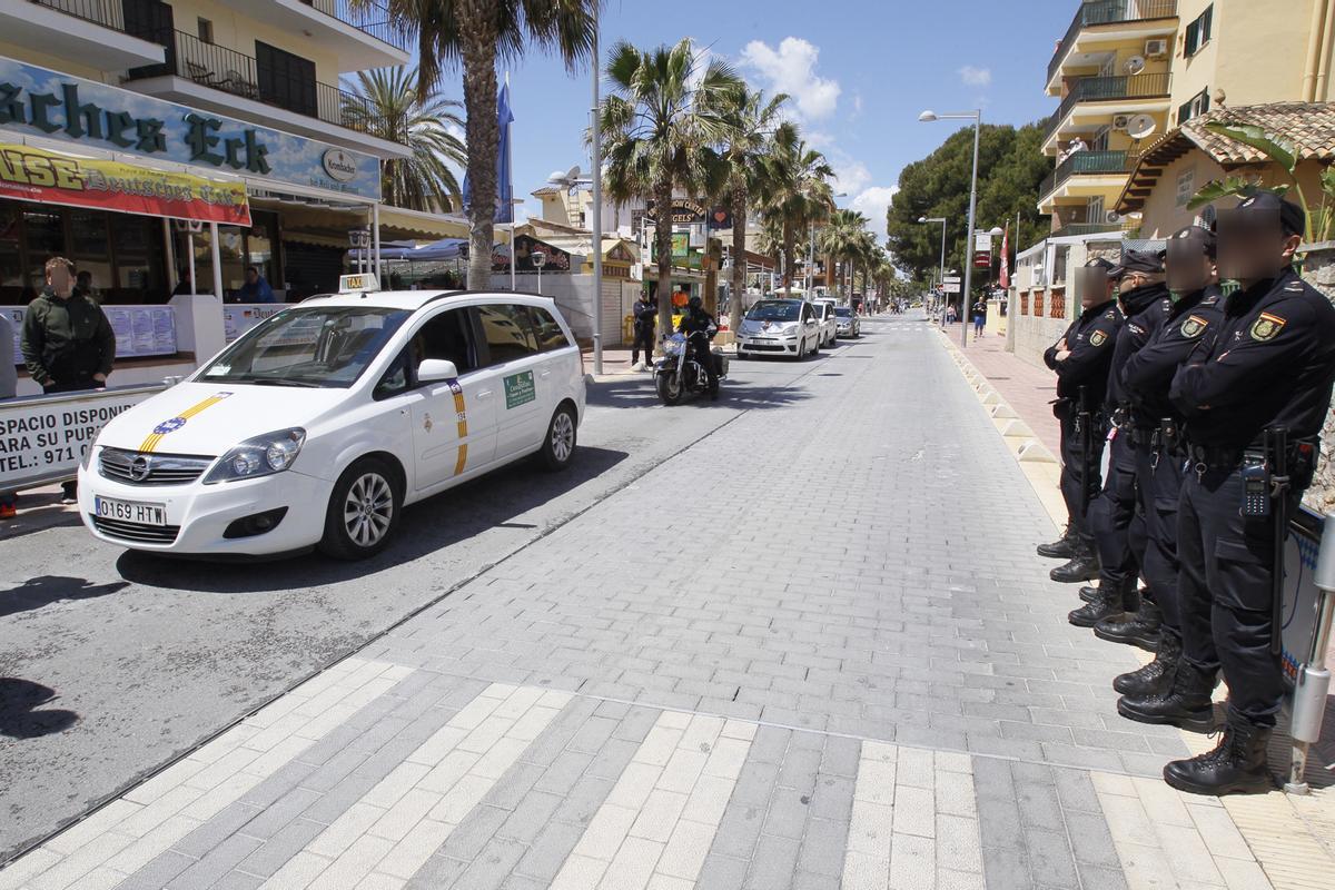 Archivfoto: Polizisten im Carrer Llaüt an der Playa de Palma.