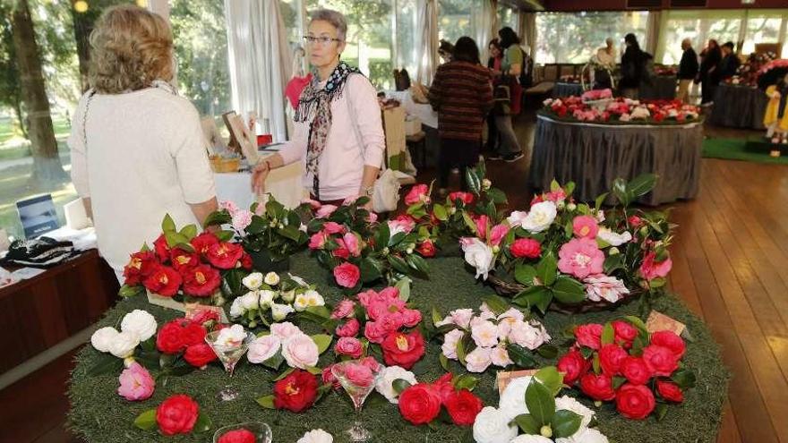 Composiciones florales y visitantes en las dependencias del castillo abiertas este fin de semana. // A. Villar