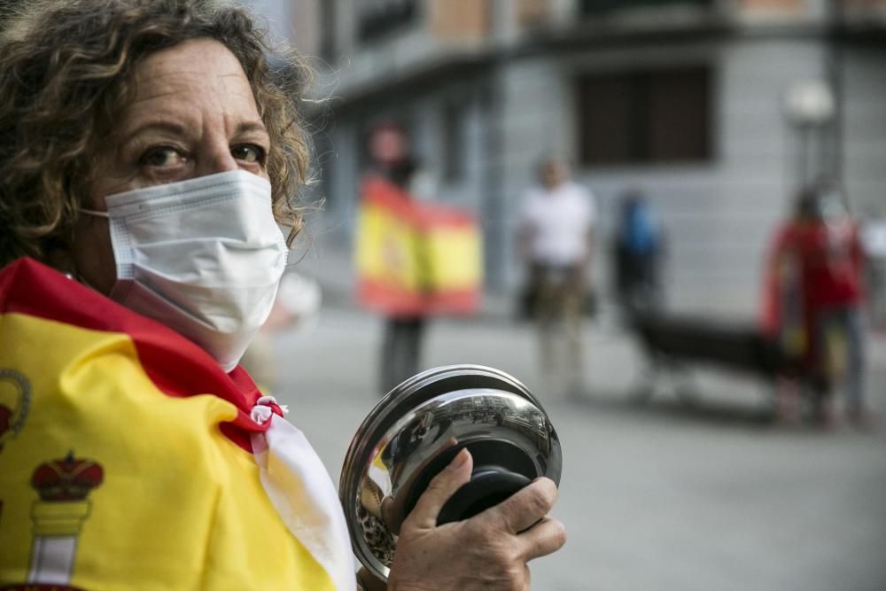 Cacerolada contra el gobierno en la plaza San Miguel, en Oviedo