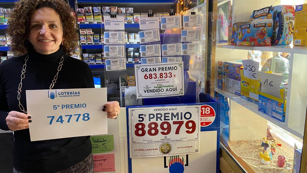 Marisa Úbeda es la propietaria del estanco de Sant Mateu que ha repartido 18.000 euros con la Lotería de Navidad.