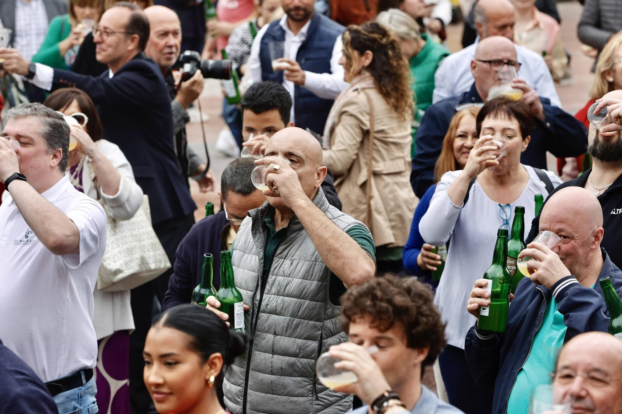 Cientos de brazos al aire junto a la Catedral de Oviedo para que la sidra sea patrimonio de la humanidad