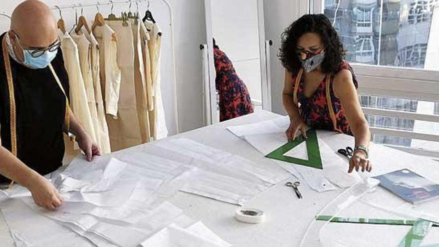 Profesores de la escuela técnica de moda Formarte, con mascarilla y distancia.