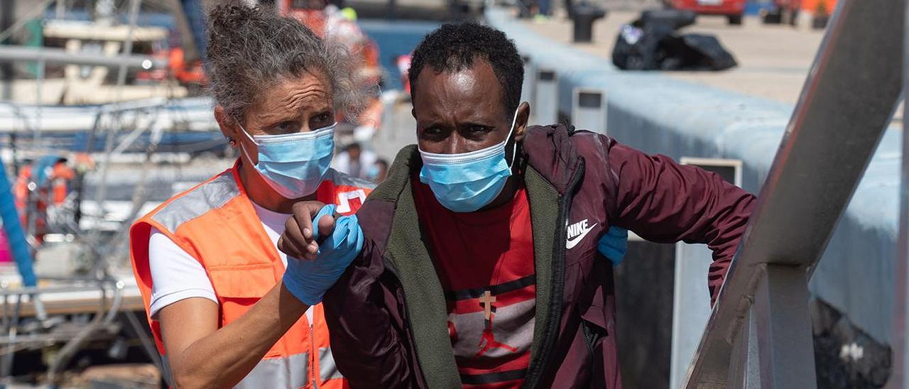 Rescatan una neumática con 55 migrantes, entre ellos dos menores, cerca de Fuerteventura.