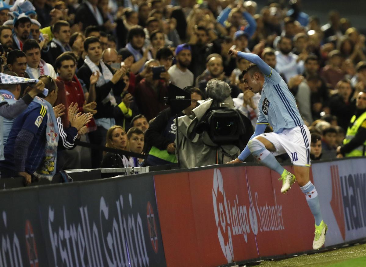Aspas abandona el campo enfrente a un camarógrafo en el estadio del Celta.