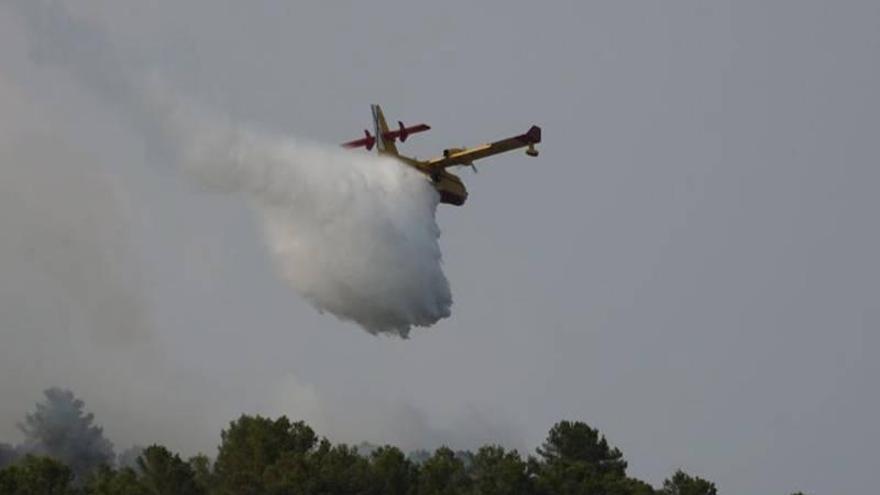 El Gobierno envía otros 17 aviones más al foco