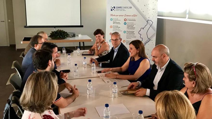 Reunión de Català con los comerciantes.