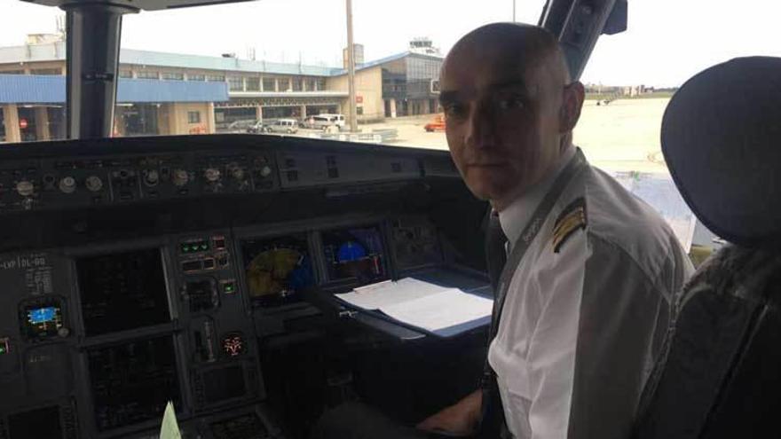 De arriba abajo, el piloto asturiano Julio Fernández, en la cabina de un avión; Jesús Infiesta se dirige a los alumnos en el centro de control de tráfico aéreo de Barcelona, y Cristian Rodríguez, con los estudiantes veigueños en las instalaciones de Vueling en la Ciudad Condal.