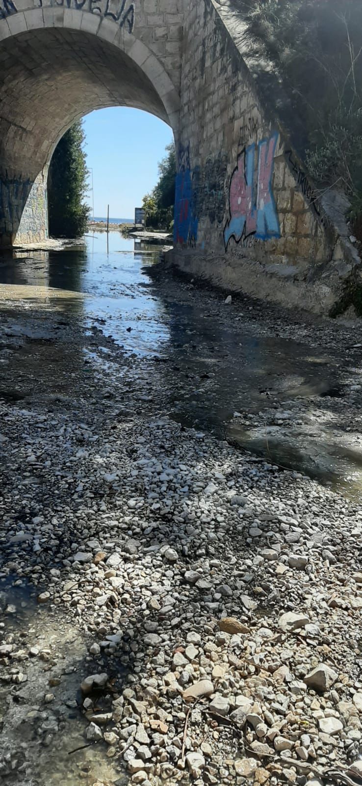 Vertidos fecales tras la rotura de una depuradora en una playa de El Campello