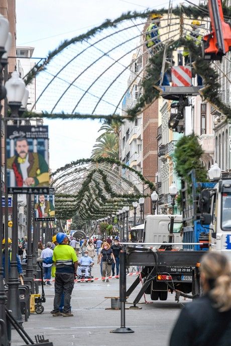 Colocado de alumbrado navideño en Triana