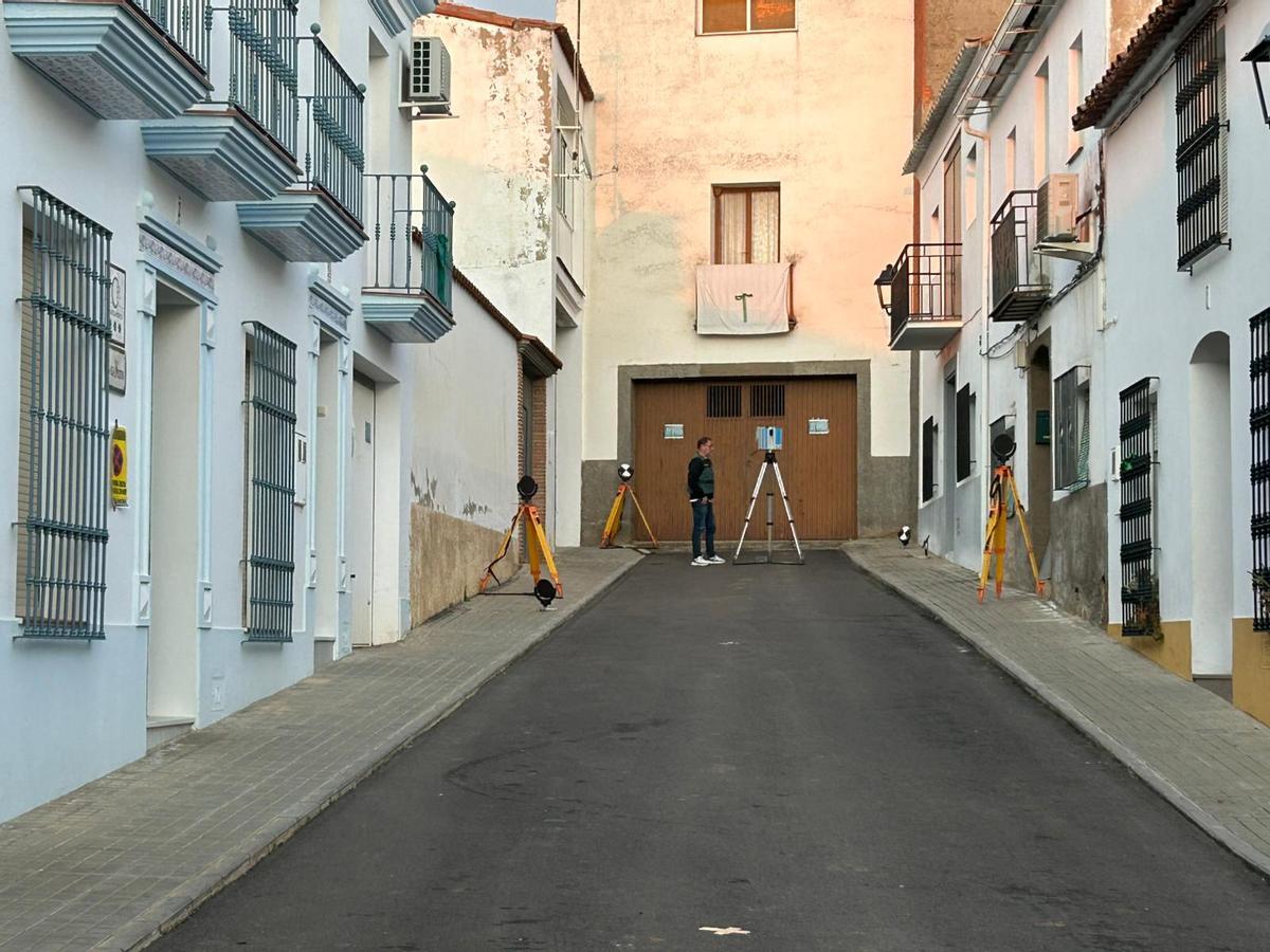 Un agente de la UCO de la Guardia Civil observa uno de los dispositivos empleados para escanear la calle Nueva de Hornachos (Badajoz) en la que vivía Francisca Cadenas.