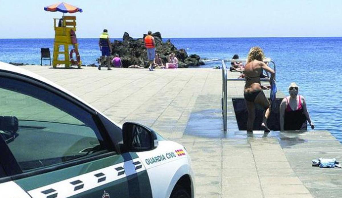 Un vehículo de la Guardia Civil, en el muellito de Playa Chica, el 19 de junio de 2012, tras el hallazgo del cuerpo de Bosco Fernández-Tapias.