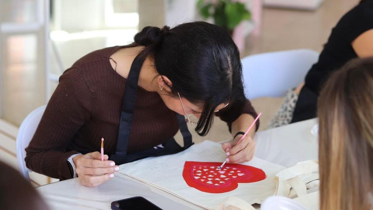 Una de las chicas en el taller