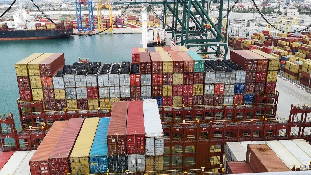 Contenedores apilados en una de las terminales del Puerto de València.