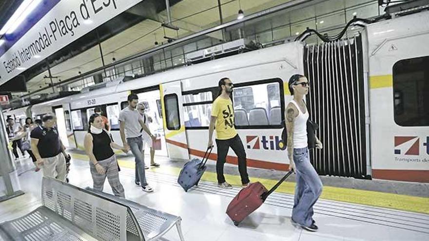 Pasajeros caminan por un andén de la Estación Intermodal de la Plaza de España, en Palma.