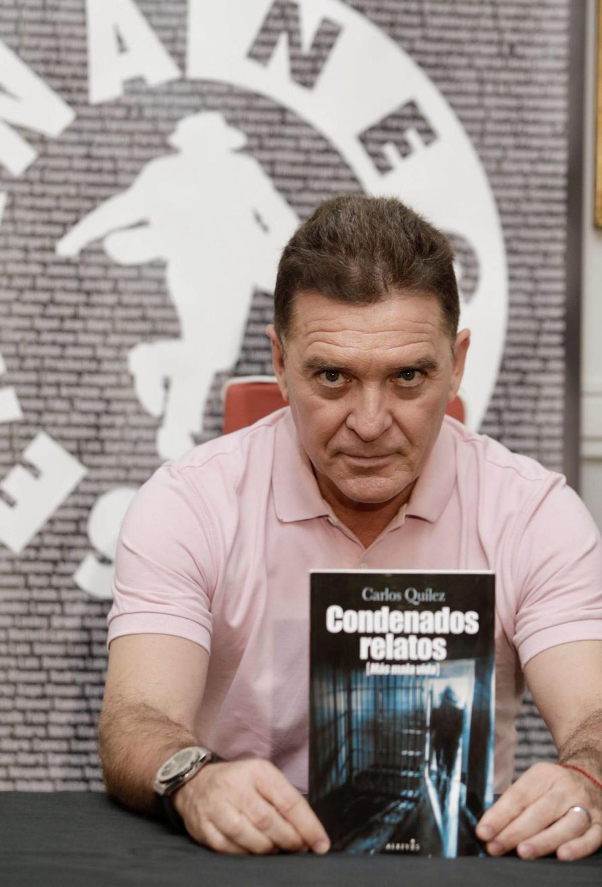 Carlos Quílez, con su libro. | Juan Plaza