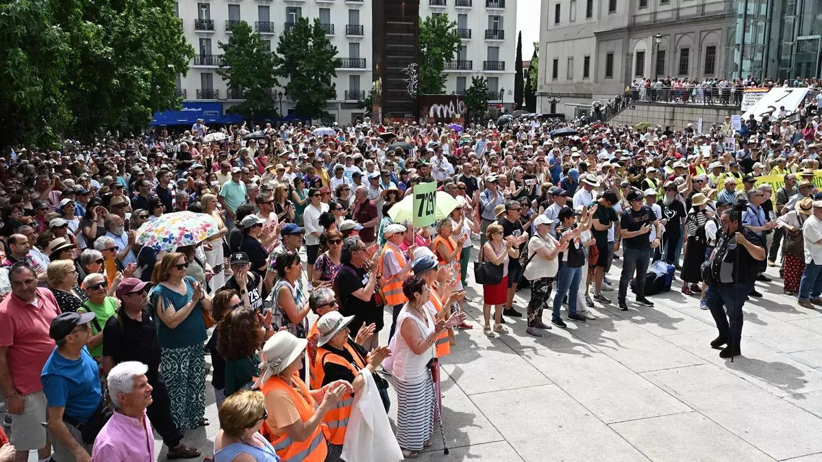 Las asociaciones de víctimas reiteran que es más importante comparecer en Corts que reunirse con Mazón
