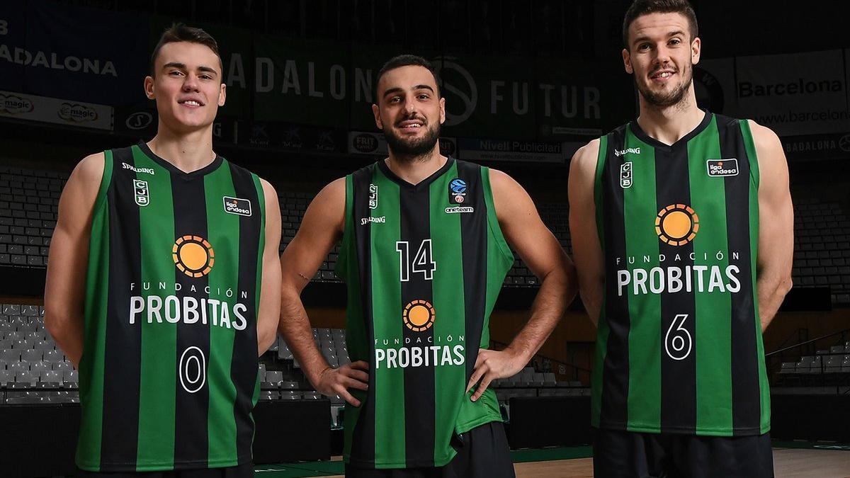 Los jugadores del Club Joventut Badalona muestran la camiseta con e