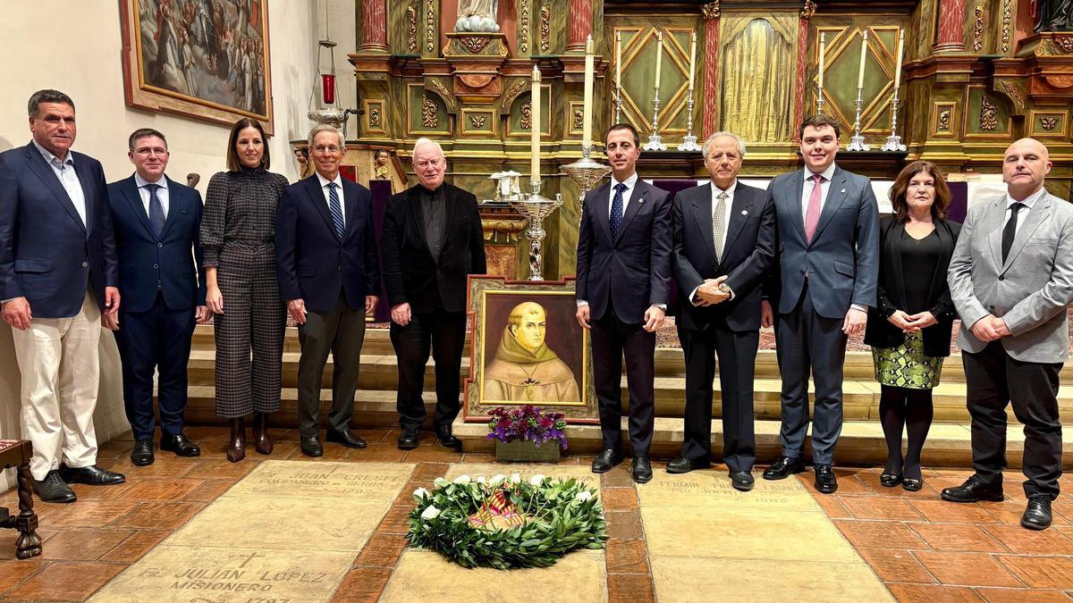 Imagen del homenaje a Fra Juníper Serra en California, con varios miembros de la expedición mallorquina.