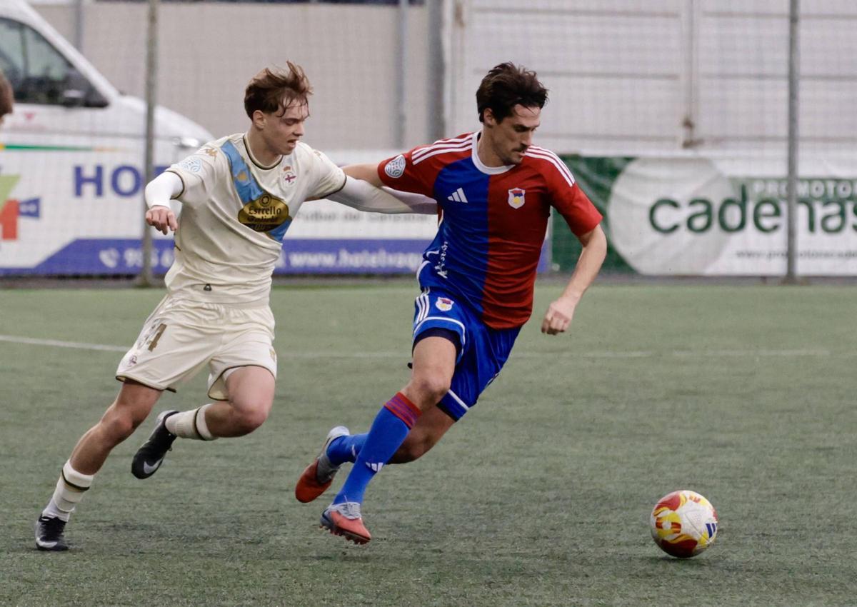 Xabi Campos pelea por un balón ante un rival en el Langreo - Fabril