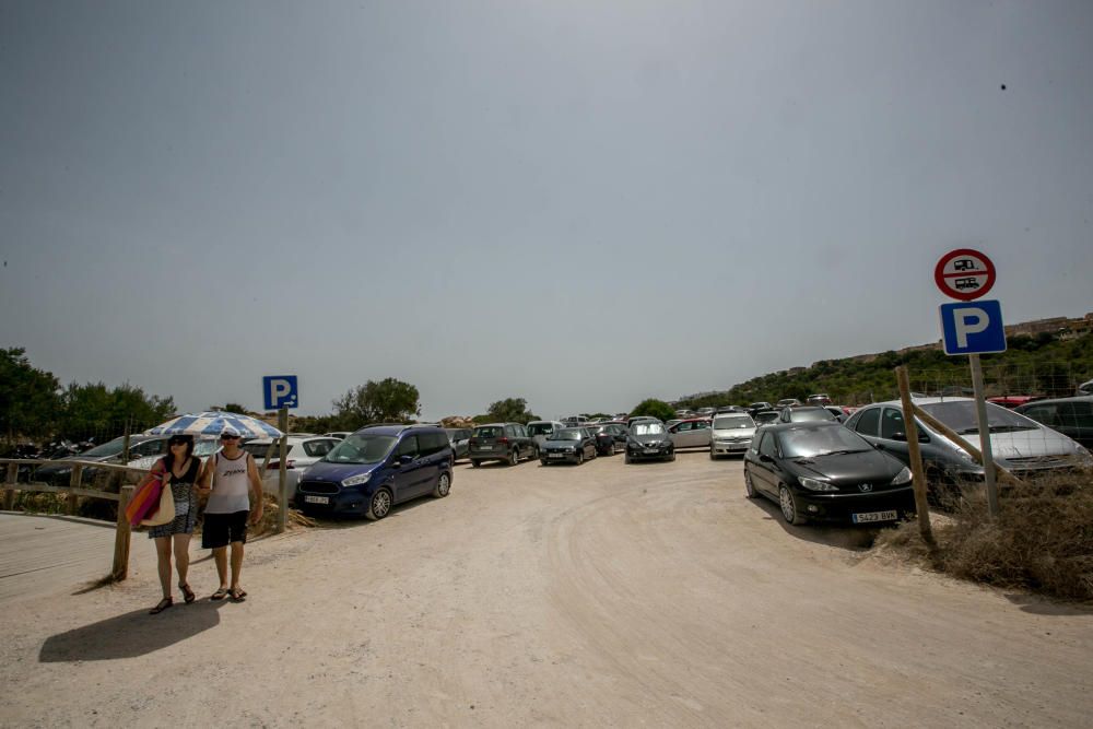 La dificultad de aparcar en las playas de Elche.