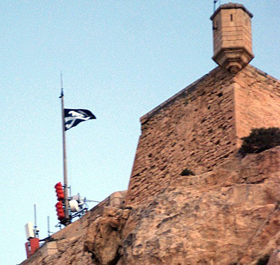 La bandera pirata ondeando en el Castillo de Santa Bárbara