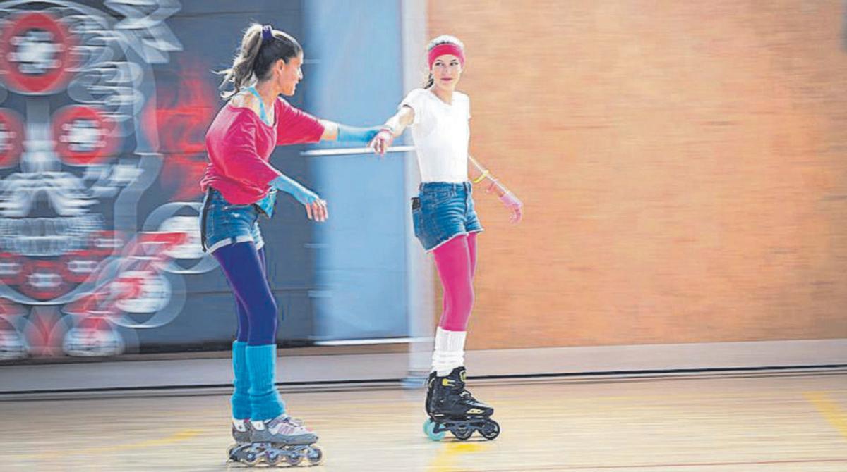 Tres niñas posan muy conjuntadas con el casco, las rodilleras y la ropa.
