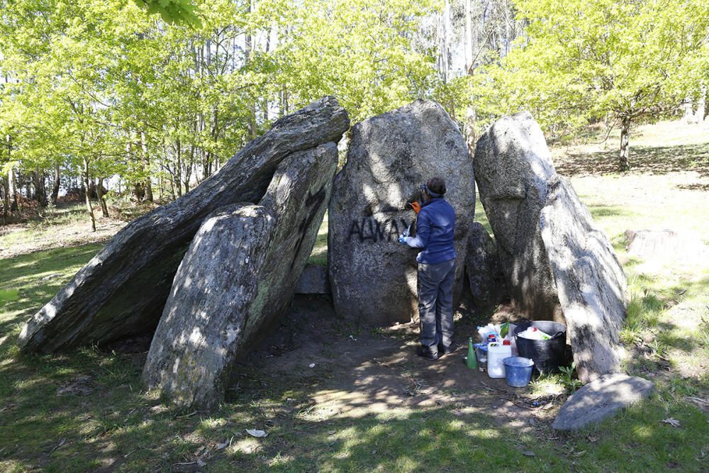 Uno de los ataques más graves sucedidos en los últimos años fue la pintada en 2016 al dolmen de la Casa dos Mouros, en Candeán, con una pintada de un símbolo de la saga literaria y cinematográfica de “Harry Potter”_y la palabra “Always”.