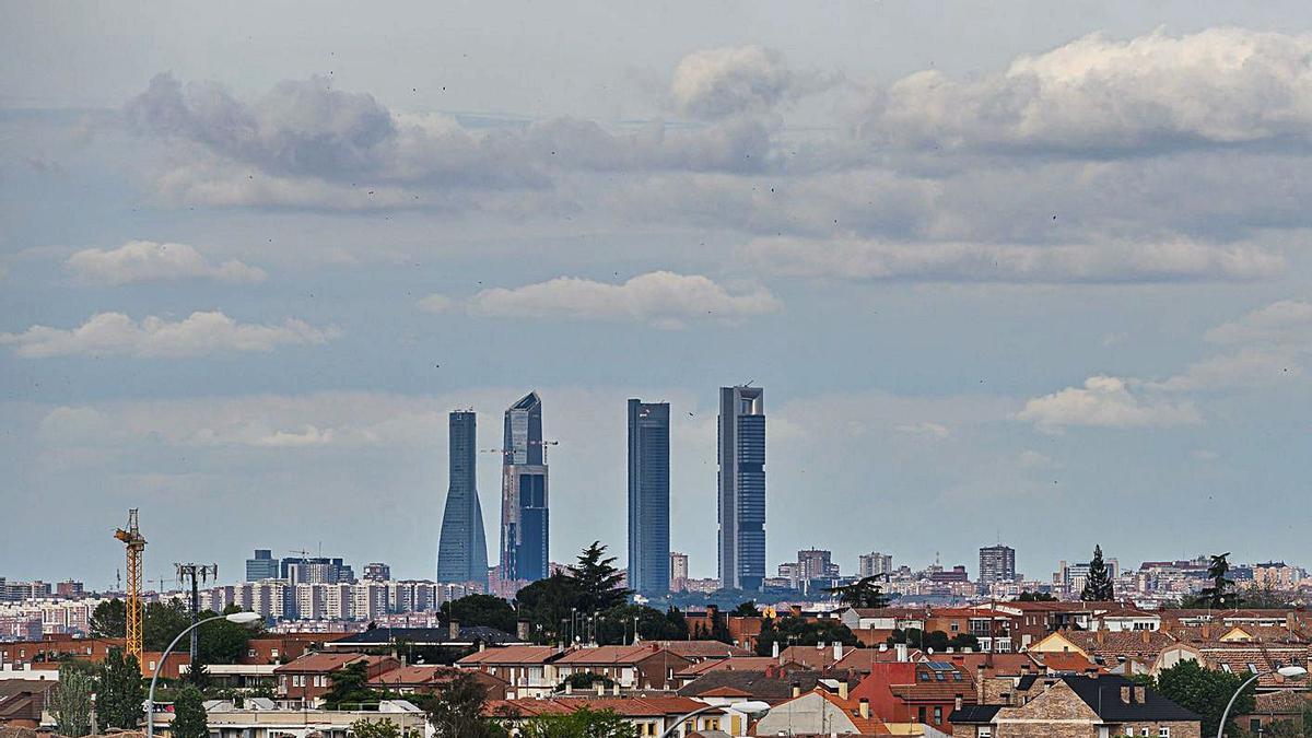 Vista de Madrid amb les Quatre Torres de fons, símbol de la puixança econòmica de la capital.  | FERNANDO VILLAR