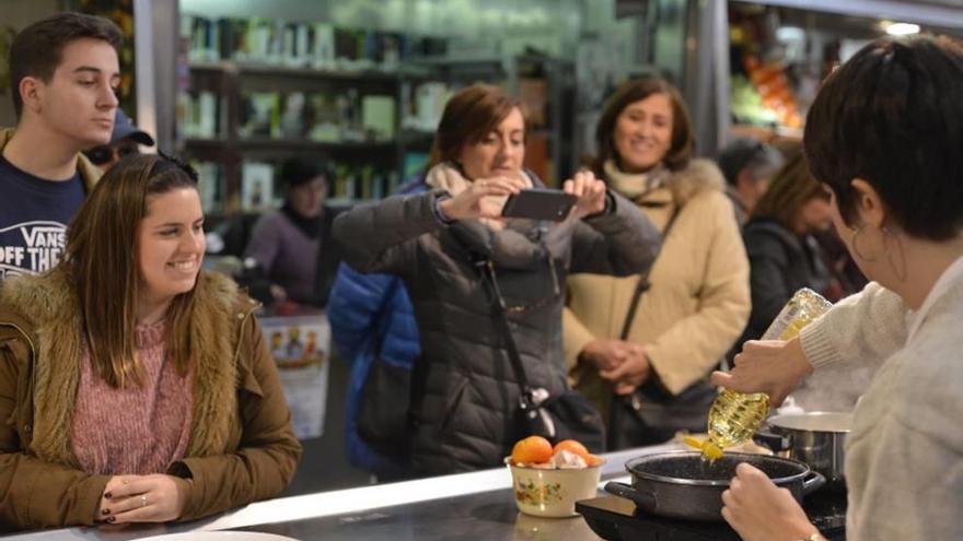 Columbares enseña recetas de pescados locales en el mercado Santa Florentina