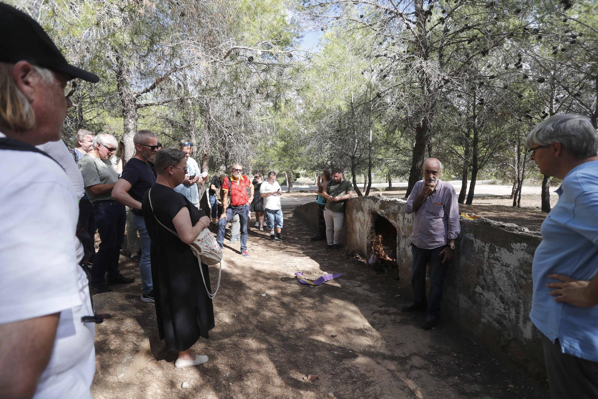 Un grupo de sindicalistas noruegos visitan las fosas de la Guerra Civil en Paterna