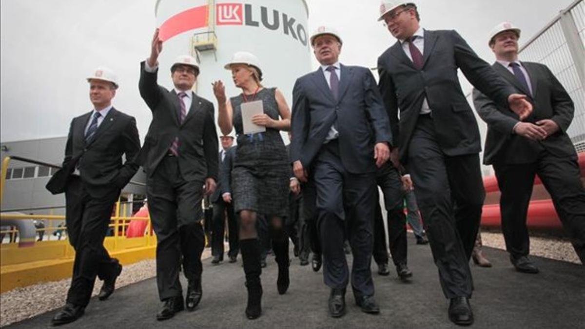 Mas y Alekperov (cuarto por la izquierda), en la inauguración de la terminal de Lukoil-Meroil en el puerto de Barcelona, el 27 de abril.