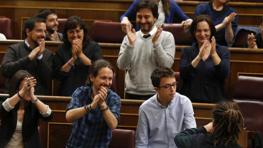 Els diputats de Podem, eufòrics després de la votació.