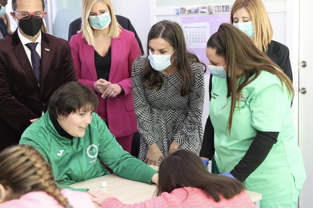 Doña Letizia charla con usuarios del centro Sense Barreres de Petrer