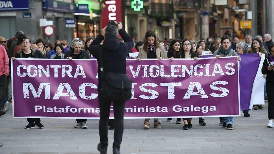 Varias mujeres portan una pancarta contra la violencia machista en A Coruña.