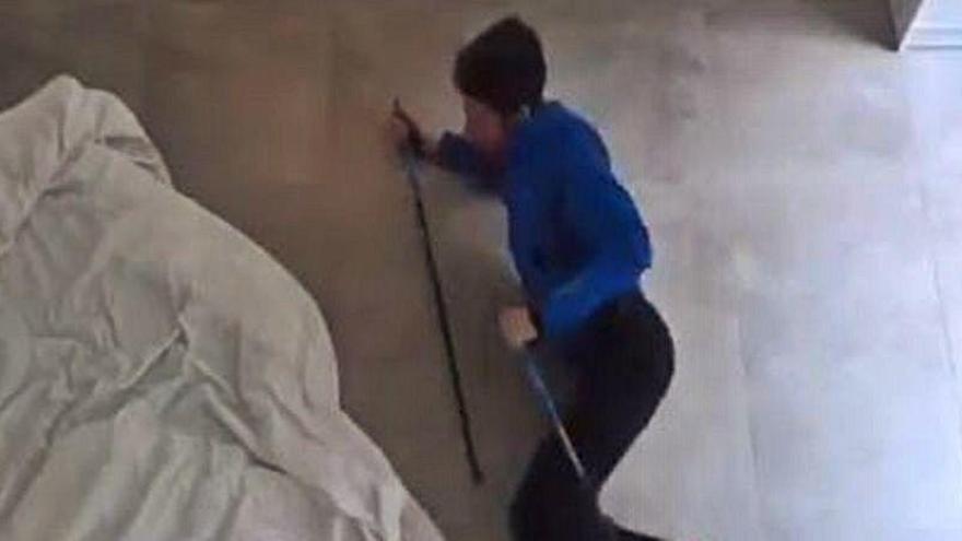 Kilian Jornet escalando el Everest en su casa.
