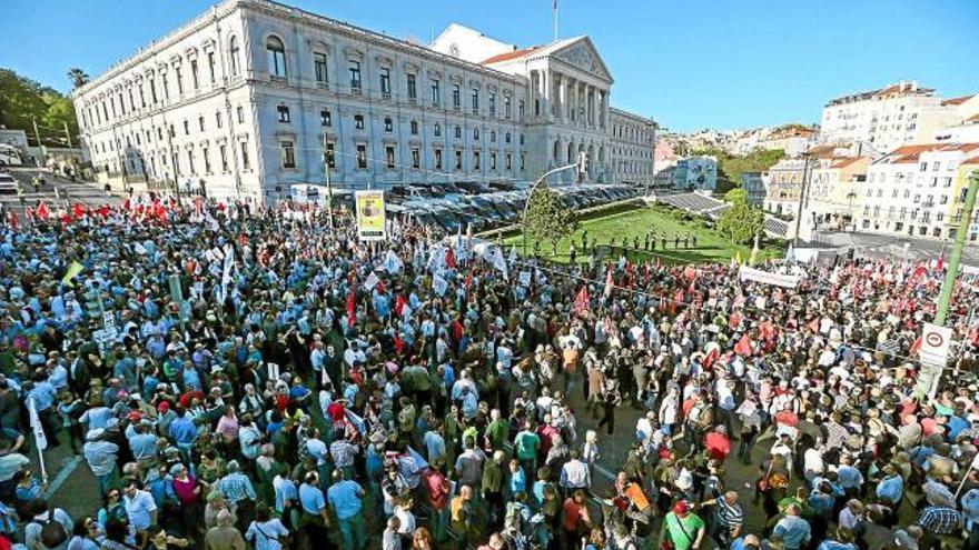 Sindicalistes es van congregar davant del Parlament per celebrar el caiguda de Coelho