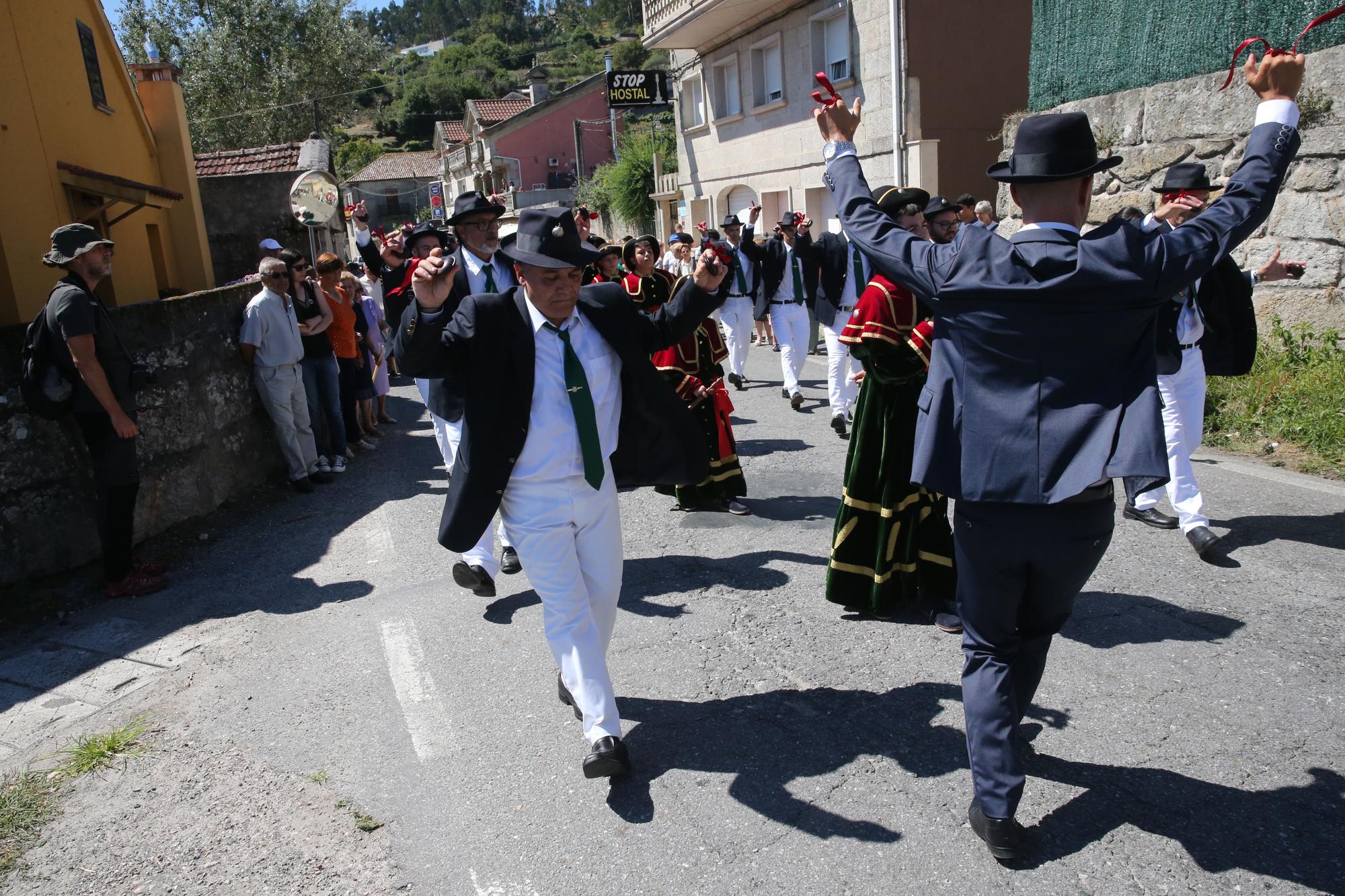 La procesión y la danza de San Roque de O Hío en imágenes (I)