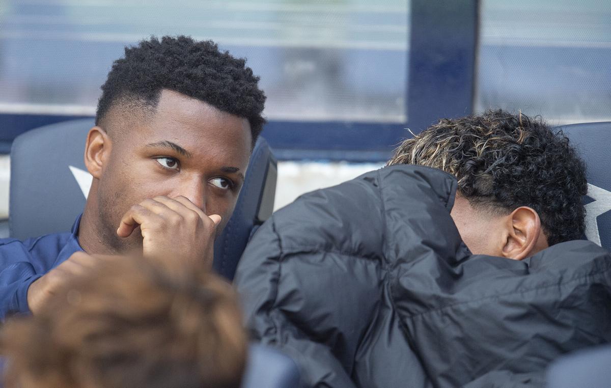 Ansu Fati conversa con Lamine Yamal sentados en el banquillo de Montjuic como suplentes en el partido de Liga entre el FC Barcelona y el Celta.