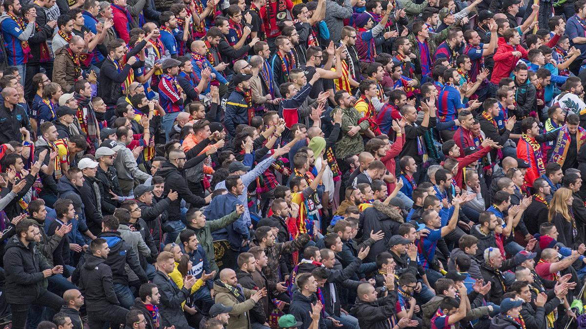 Aficionados azulgranas en un partido celebrado en el Camp Nou