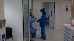 Catalunya, pendent de revisar les restriccions, frena el descens del coronavirus