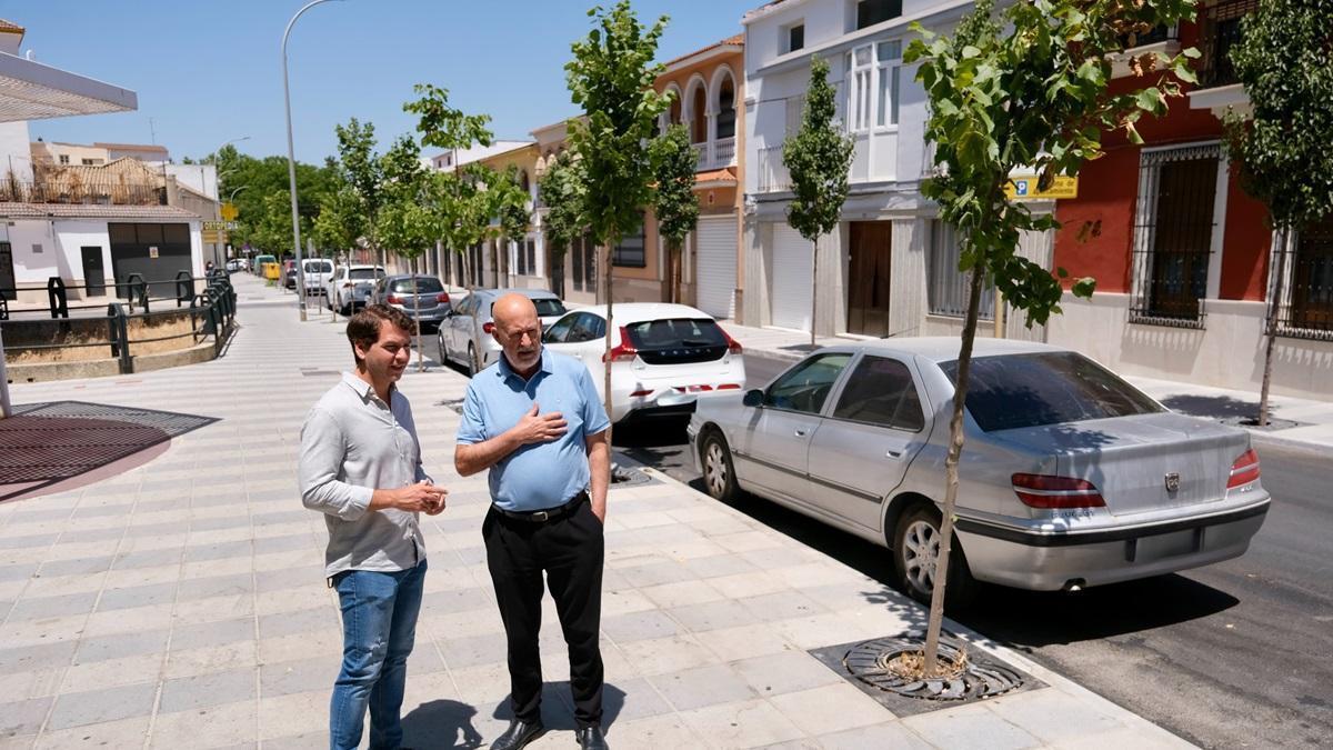 El alcalde de Cabra, Fernando Priego, acompañado por el delegado municipal de Urbanismo, Alfonso Vergillos, en la avenida González Meneses tras su reforma.