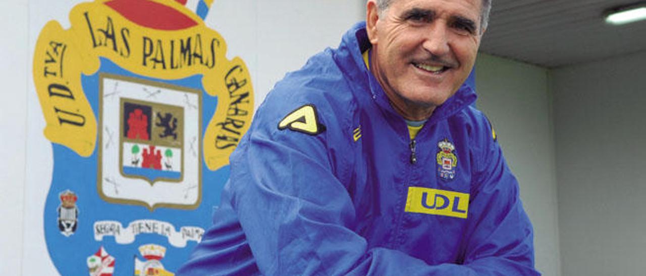 Paco Herrera, entrenador de la UD Las Palmas, posa tras el entrenamiento del equipo amarillo delante del escudo de los vestuarios de Barranco Seco.