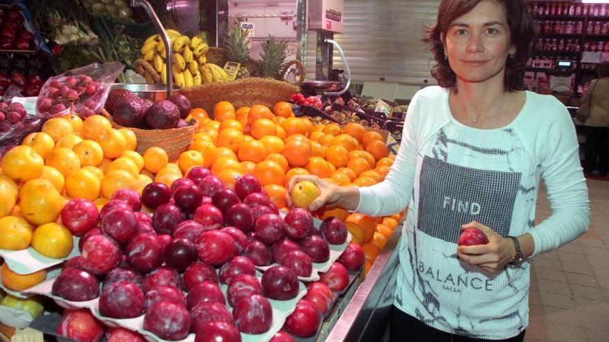 La investigadora Encarna Aguayo, en un puesto de fruta del mercado de Santa Florentina.