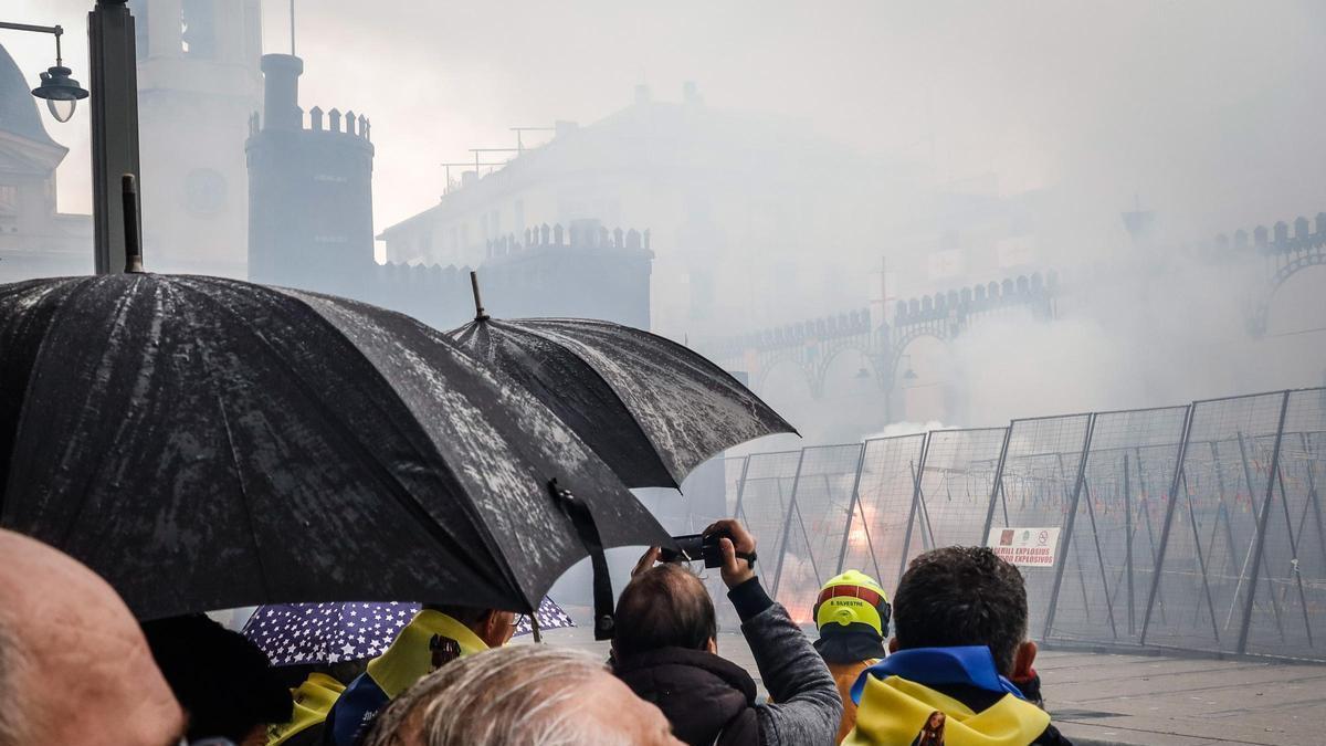 La lluvia estuvo presente durante la Gloria Infantil de Alcoy