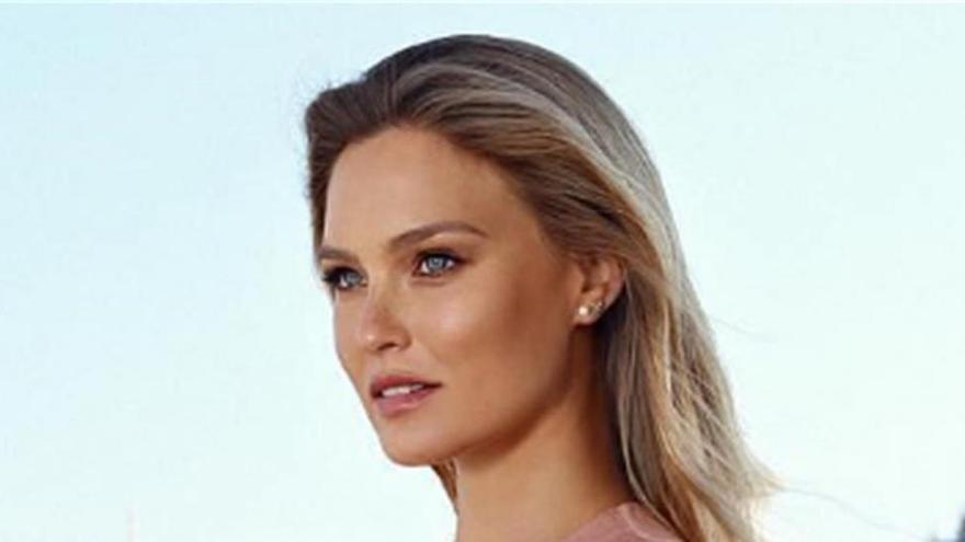 Bar Refaeli presume de tripa