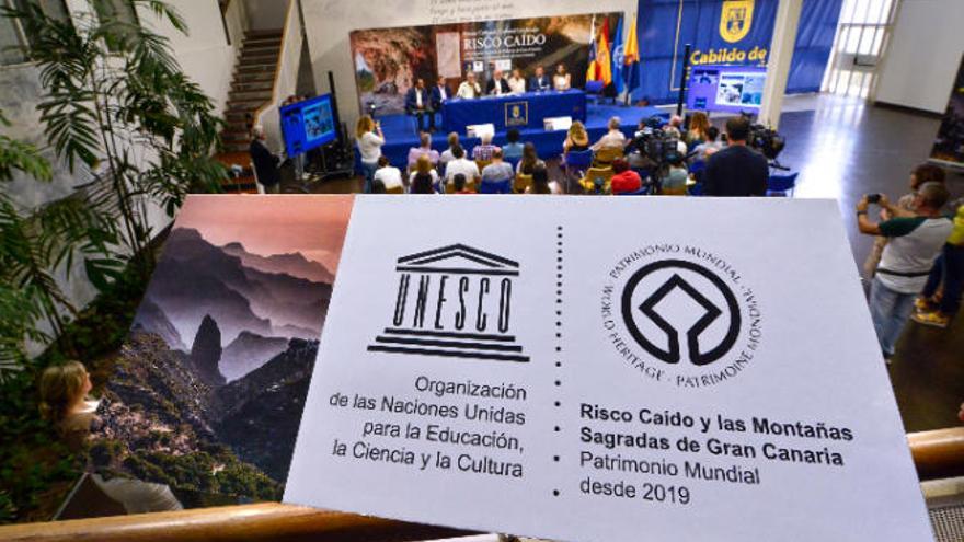 Cartel que refleja la declaración de Risco Caído como Patrimonio Mundial de la Unesco.