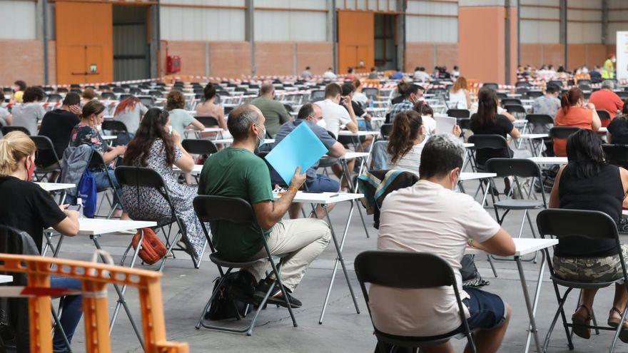 Unos aspirantes durante la celebración de un examen de oposiciones.