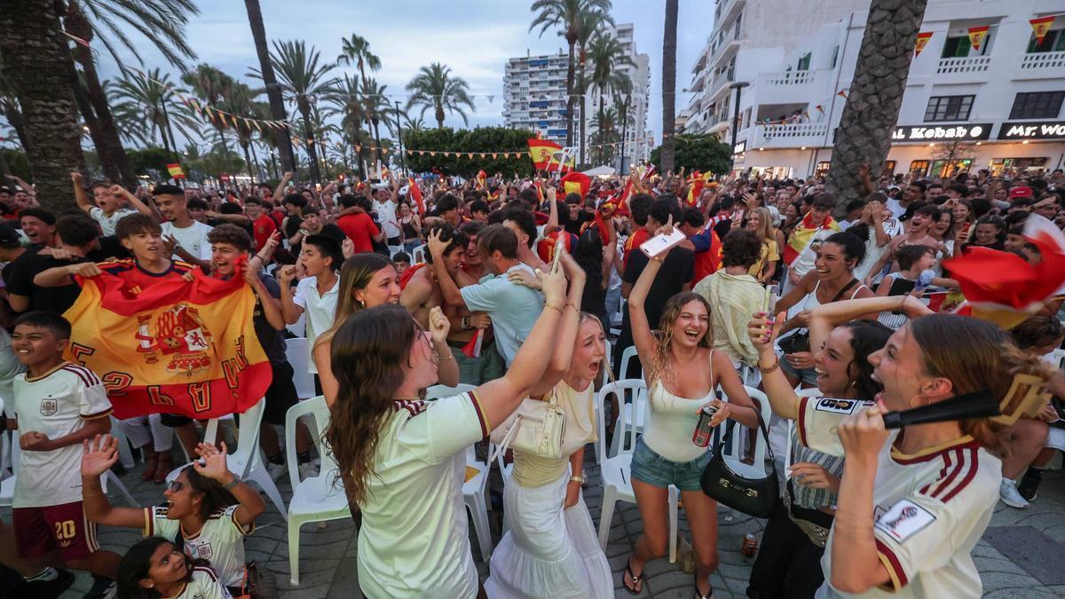 Los asistentes celebran el pase de España a la final en la pantalla gigante instalada en Sant Antoni el pasado martes.